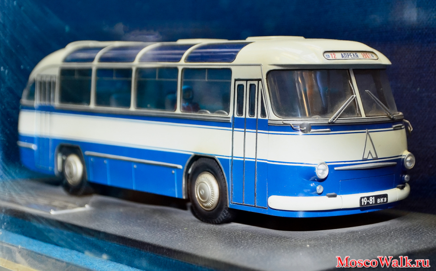 Модель автобуса доставившего космонавтов Гагарина и Титова