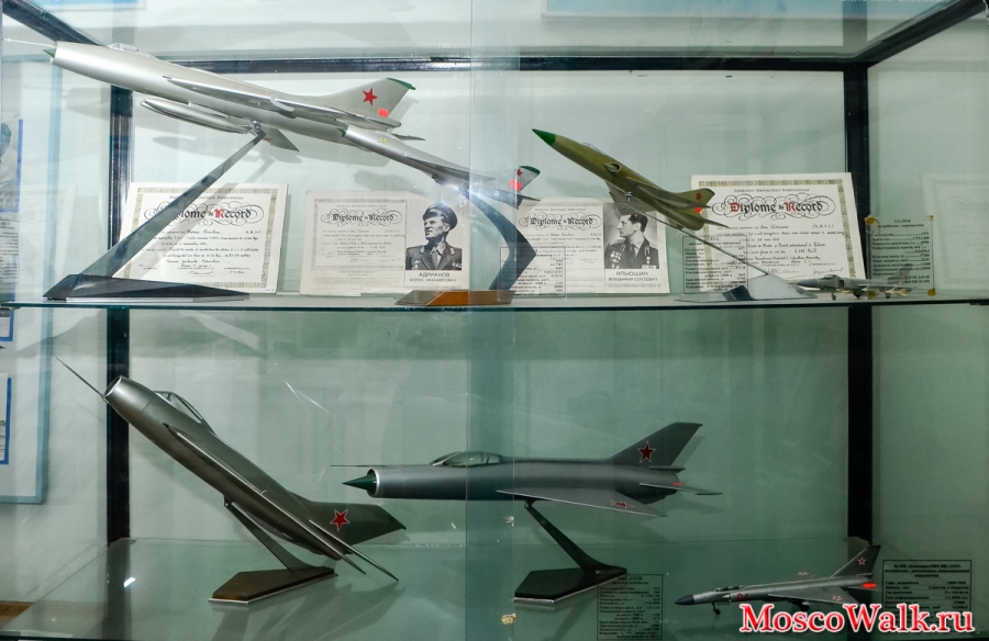 модели истребителей в музее авиации