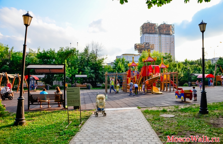 Детская площадка в Нескучном саду