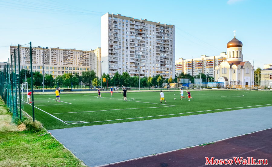 футбольное поле в парке Радуга