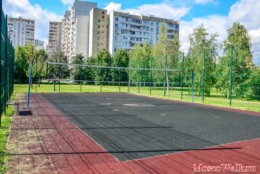 Волейбольная площадка в парке у реки Городни