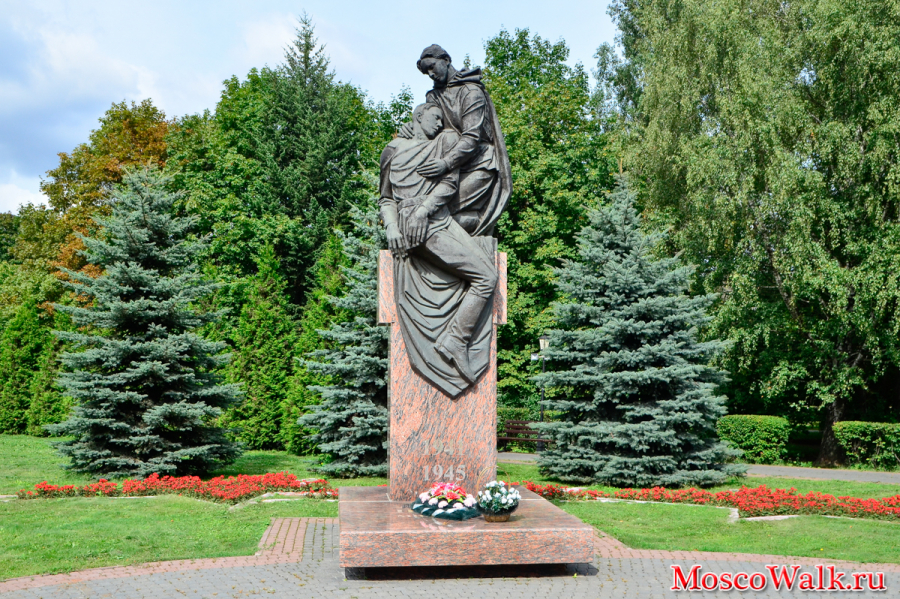памятник фронтовой медсестре