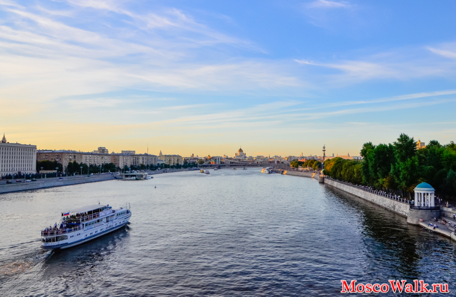Вид с моста на Москва реку