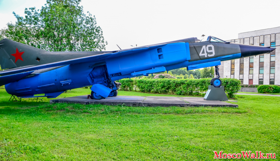 Самолет МиГ-23БН у академии генерального штаба