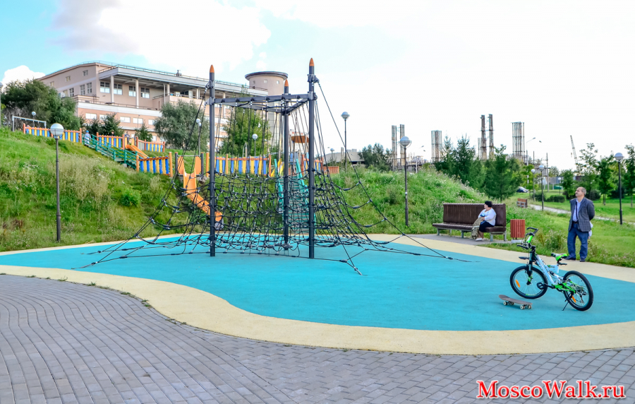 детская площадка в парке Школьников