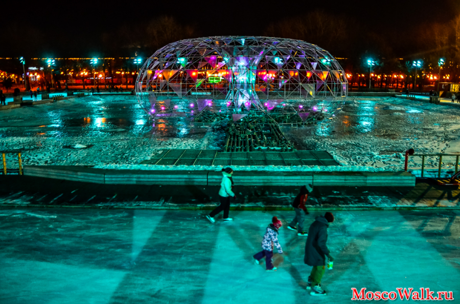 Застывший фонтан в парке Горького