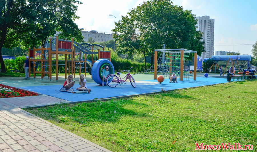 Детская площадка в районе проспекта Дежнёва