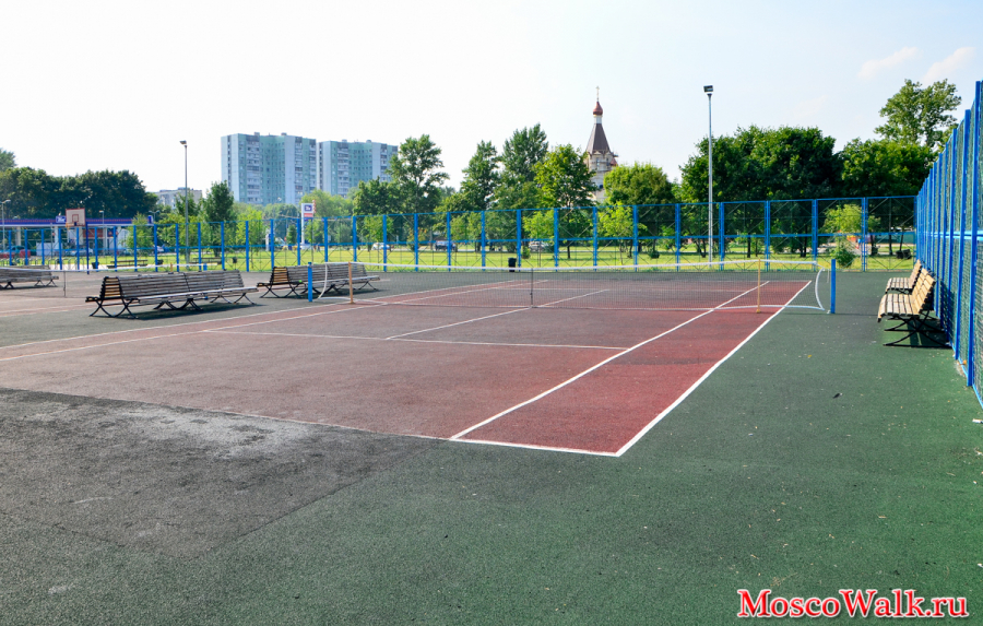 Занятие теннисом в парке Чермянка