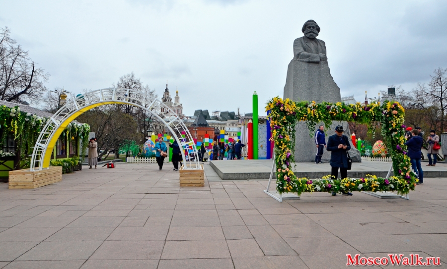 сквер у памятника Карлу Марксу