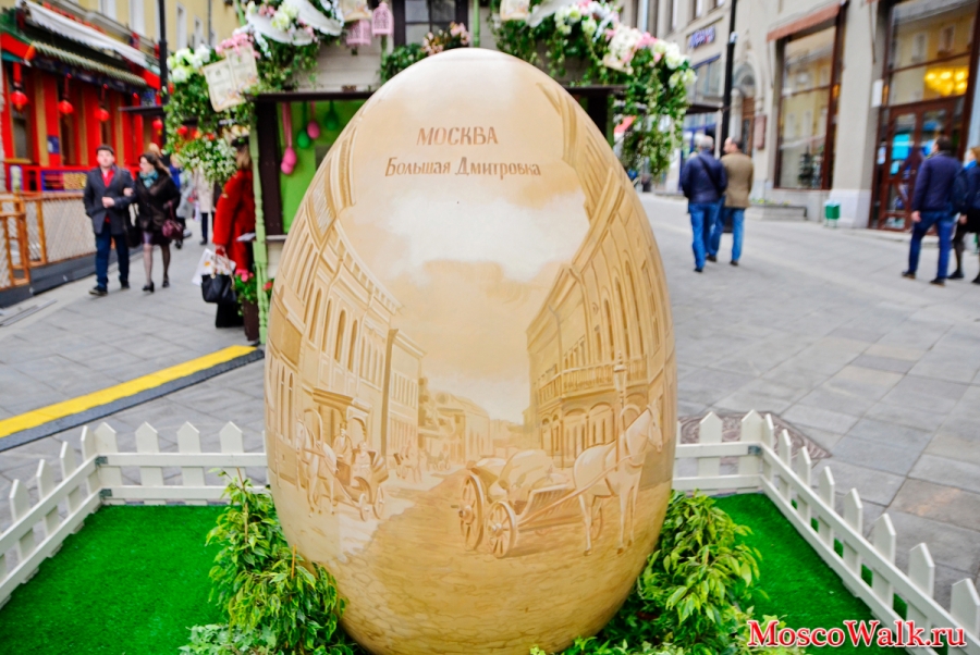 Пасхальное яйцо на пешеходной зоне