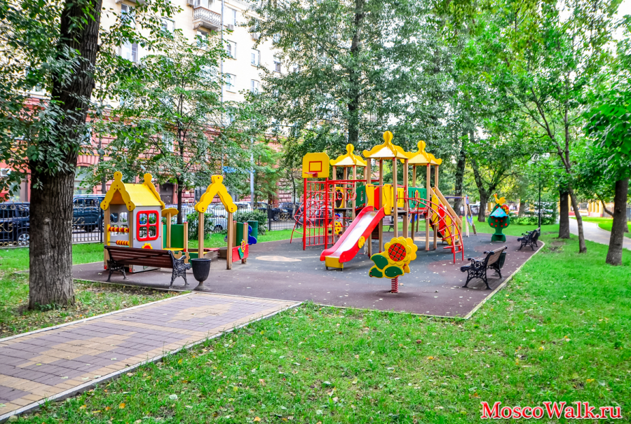 детская площадка в сквере у метро Авиамоторная