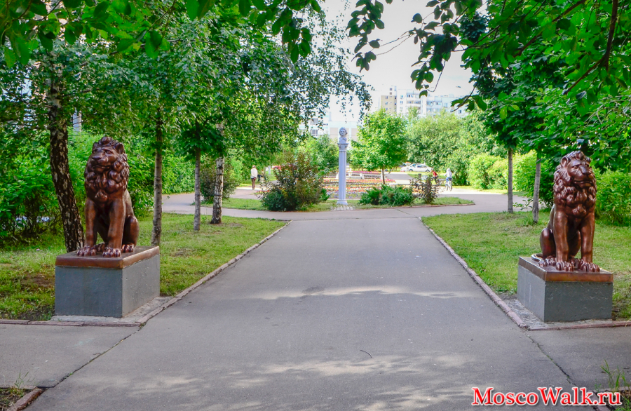скульптура львов в Петровском дворике