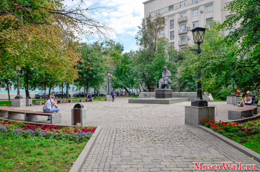 Сквер у памятника Н. Г. Чернышевскому