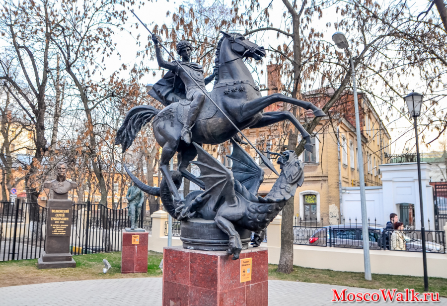 скульптура Георгию Победоносцу, сражающемуся со змеем
