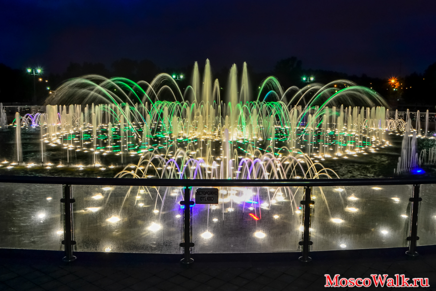 Вечер. Светомузыкальный фонтан в Царицыно