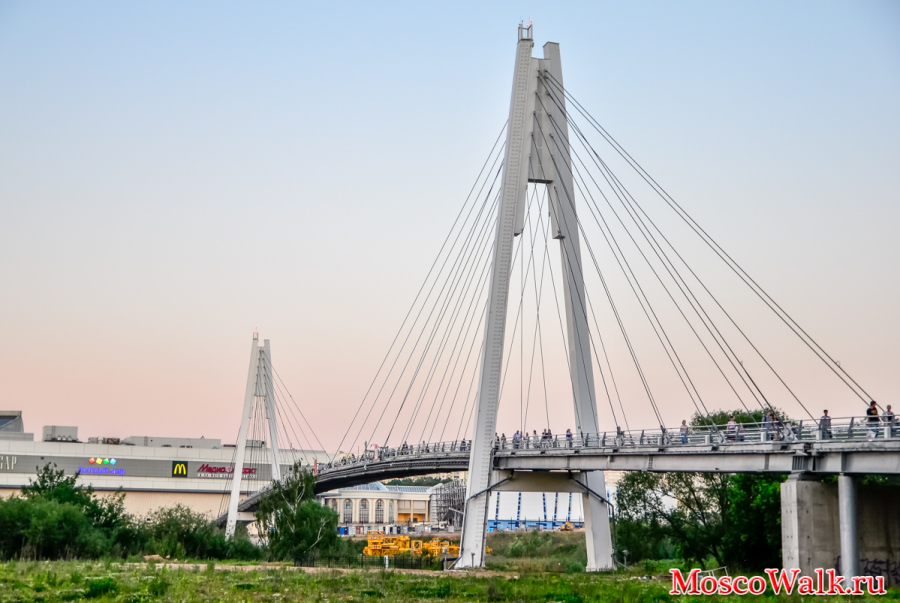 Пешеходный мост через Москва реку