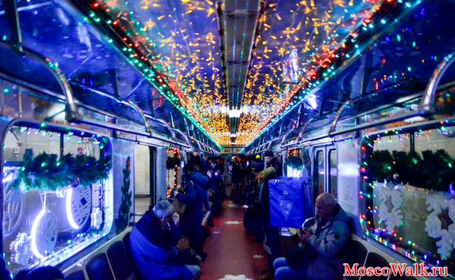 Метро новогодний поезд