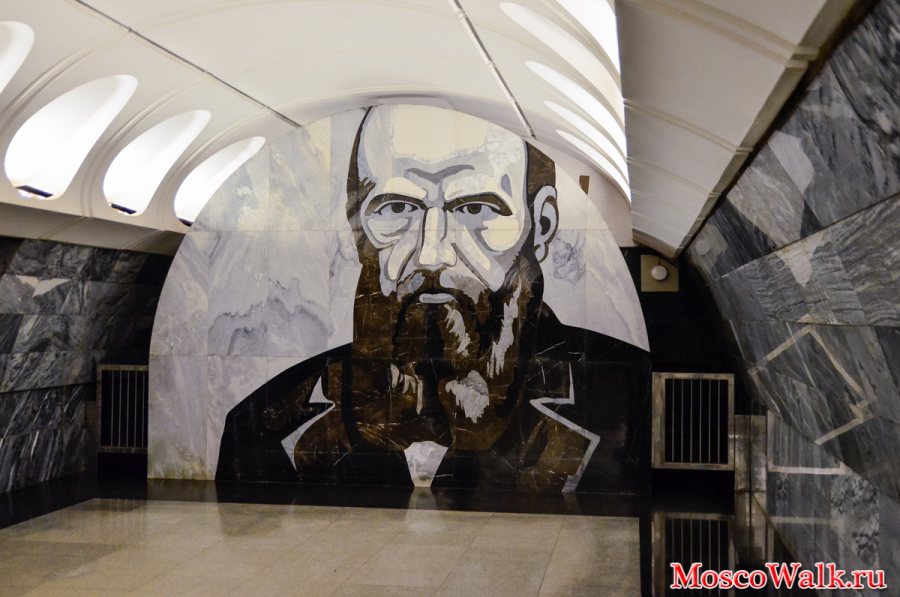 портрет Достоевского на станции