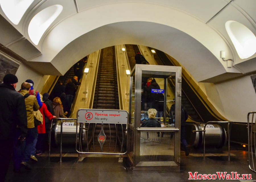 эскалаторы на станции Достоевская