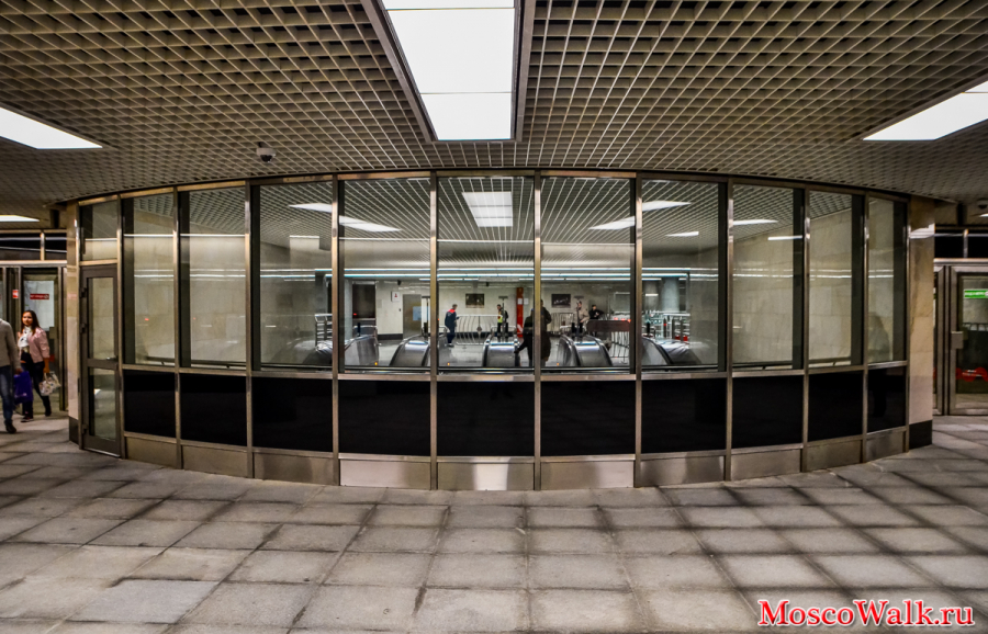  панорамное стекло в метро на станции