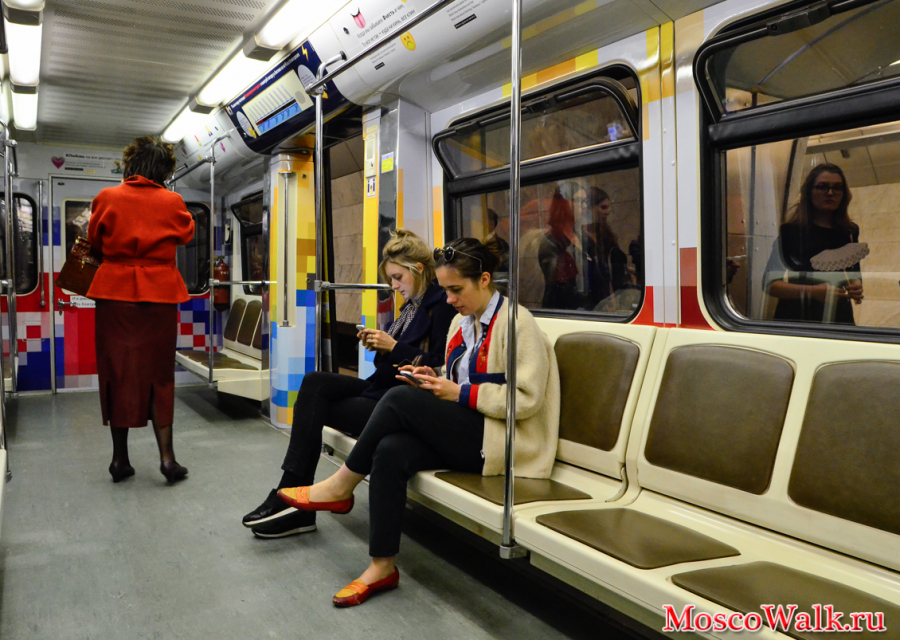 пассажиры в метро