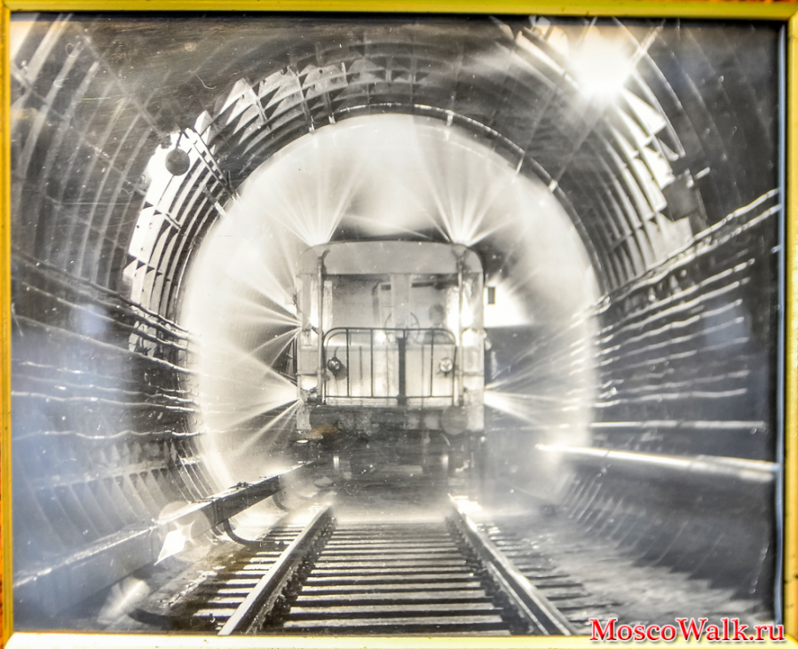 Поливка тоннеля метро