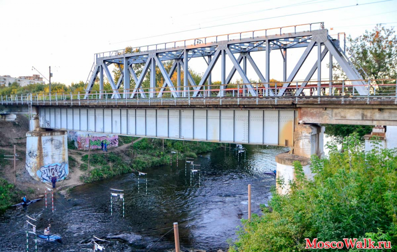 Железнодорожные и пешеходные мосты через реку Сходню