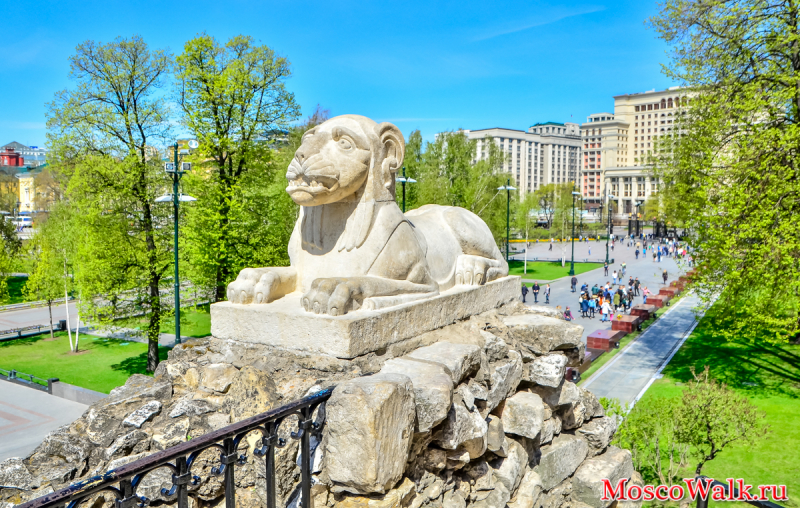 Скульптура Лев на Красной Площади