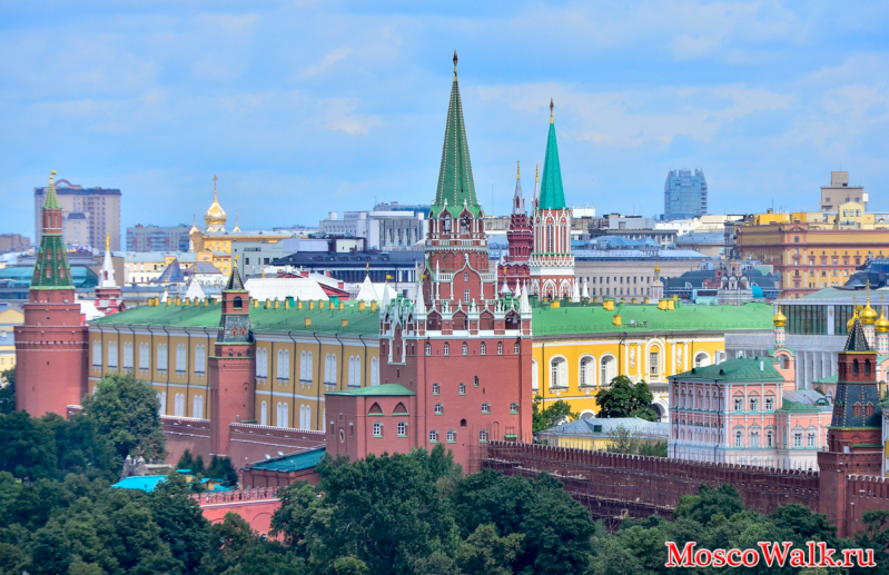 Вид на башни московского Кремля