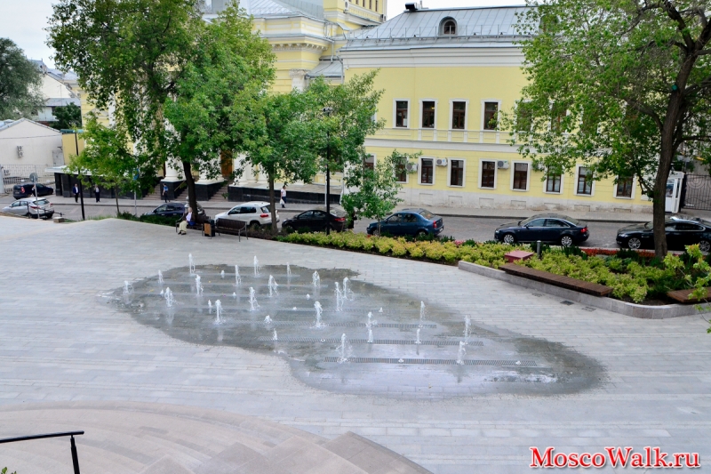 сухой фонтан в сквере Москвы