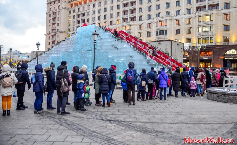 Ледяная горка на Манежной площади