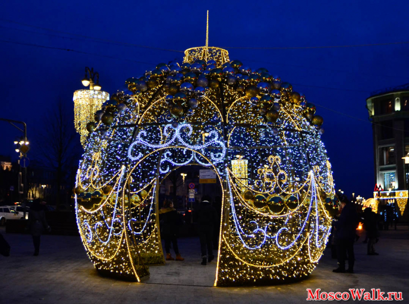 арт-объект новогодний шар на улицах Москвы