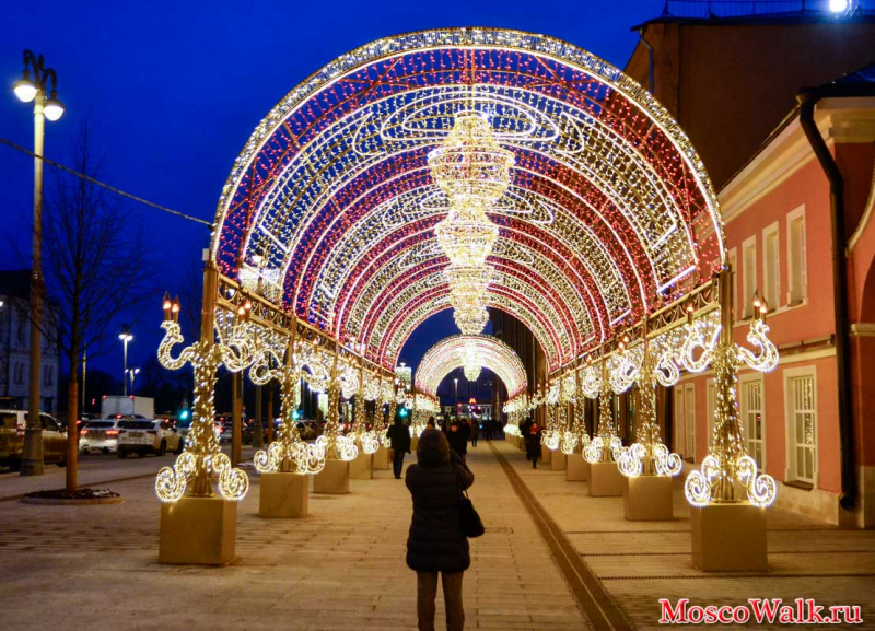 светящийся тоннель на улице Москвы