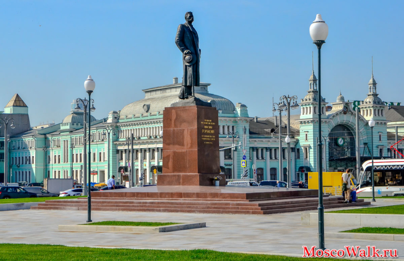 Памятник Максиму Горькому на площади Белорусского вокзала