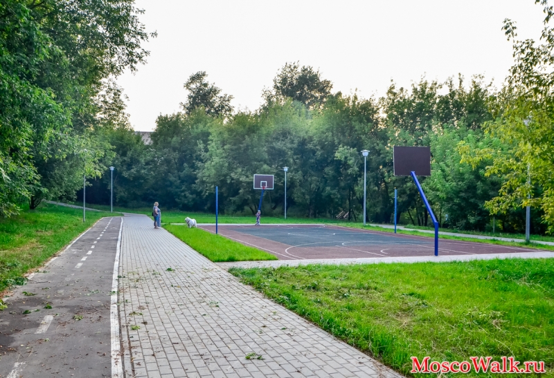 спортивная площадка в парке у реки Городня