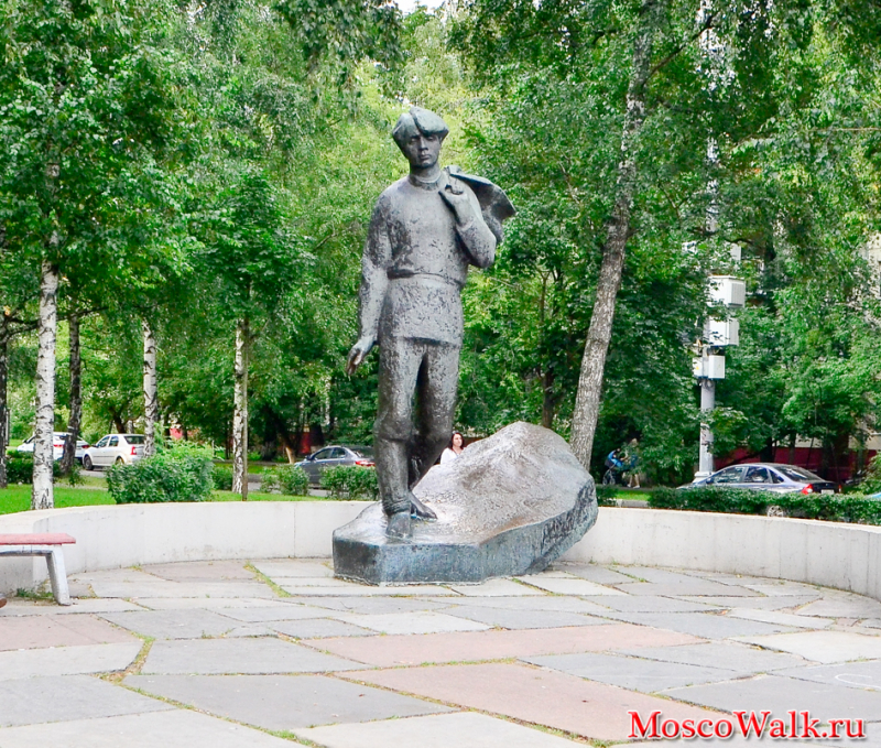 Памятник Есенину на Есенинском бульваре