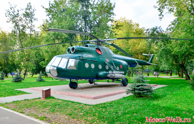 вертолет в московском сквере