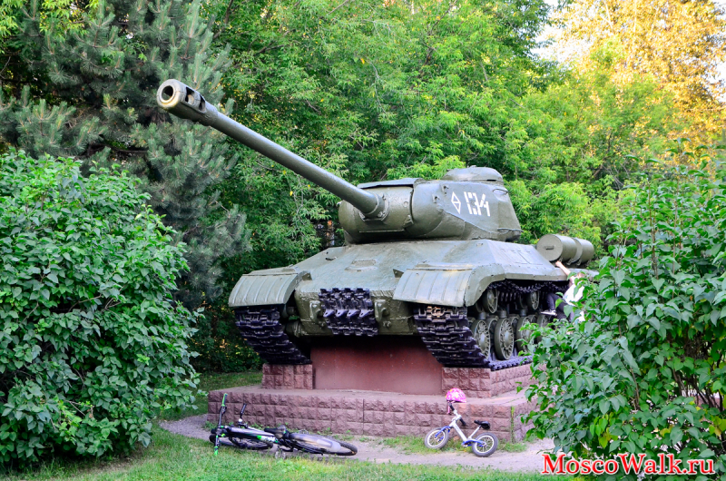 Танк ИС-2 в Серебряном бору