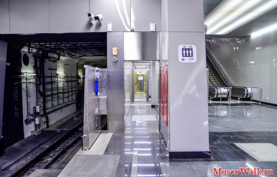 лифт на станции метро