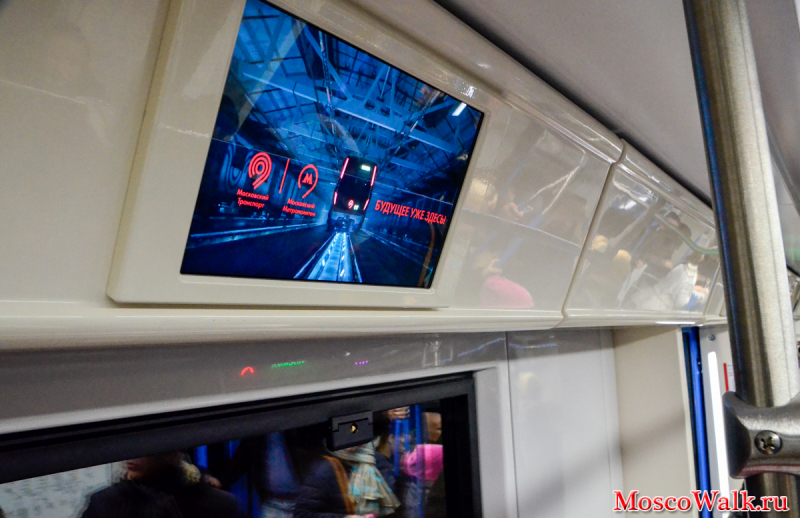 установлены интерактивные мониторы в вагоне метро