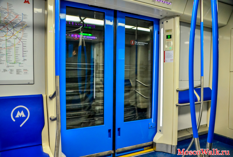 Входные двери нового поезда Москва
