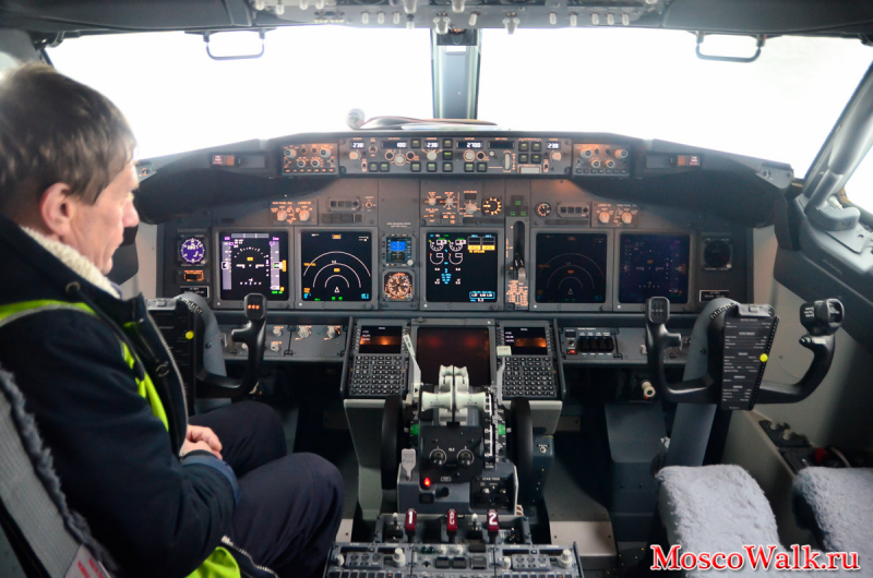 Кабина пилотов Boeing 737-800 авиакомпании «Победа»