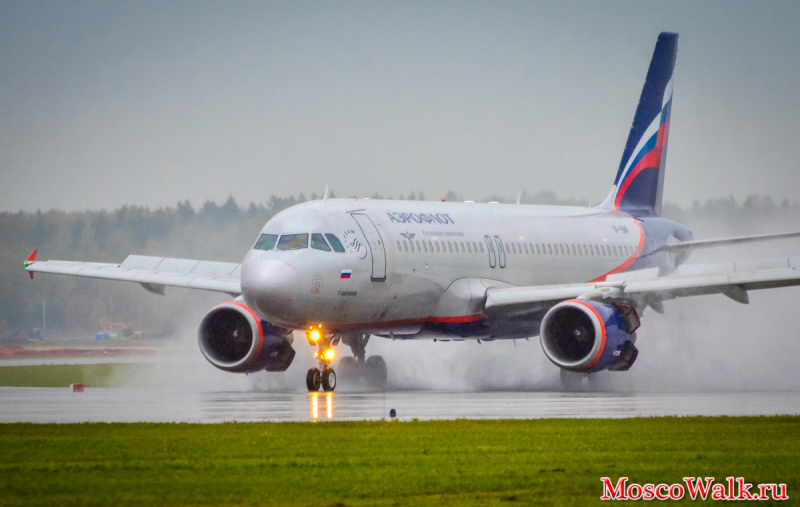 Посадка самолета Аэрофлот в дождь