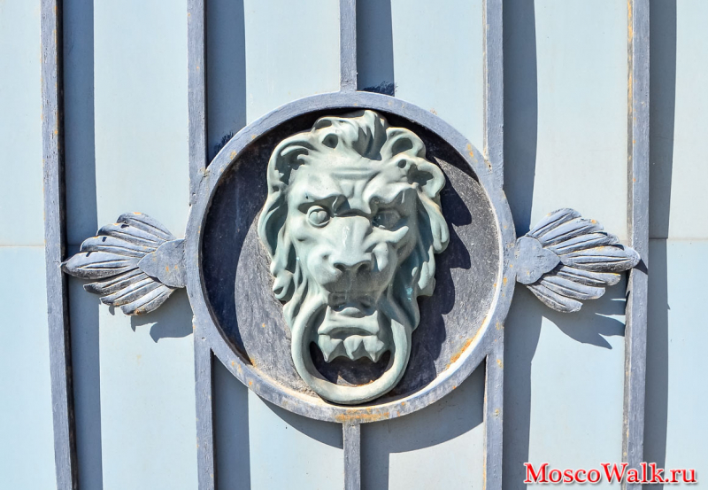 лев на воротах