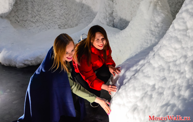 В парке «Зарядье» открылась уникальная художественная инсталляция — ледяная пещера
