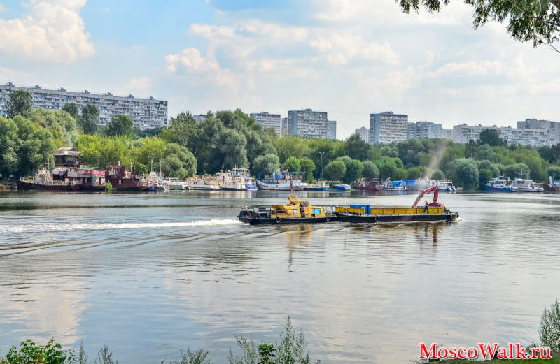 очистительный катер на Москва реке