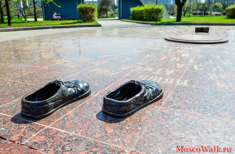 памятник Студенческим приметам парк 850-летия Москвы