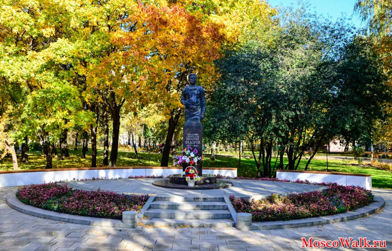 памятник Святославу Федорову