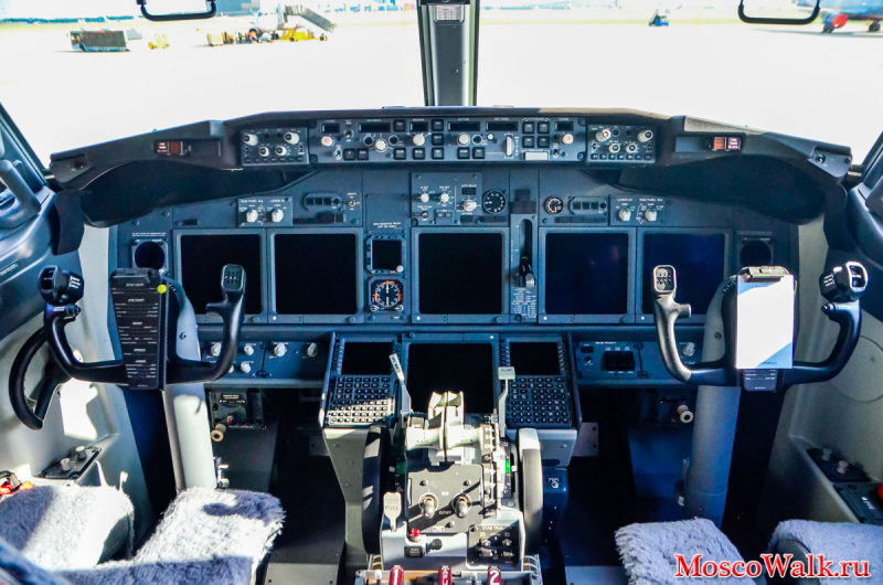 Boeing 737-800 Next Generation кабина пилотов