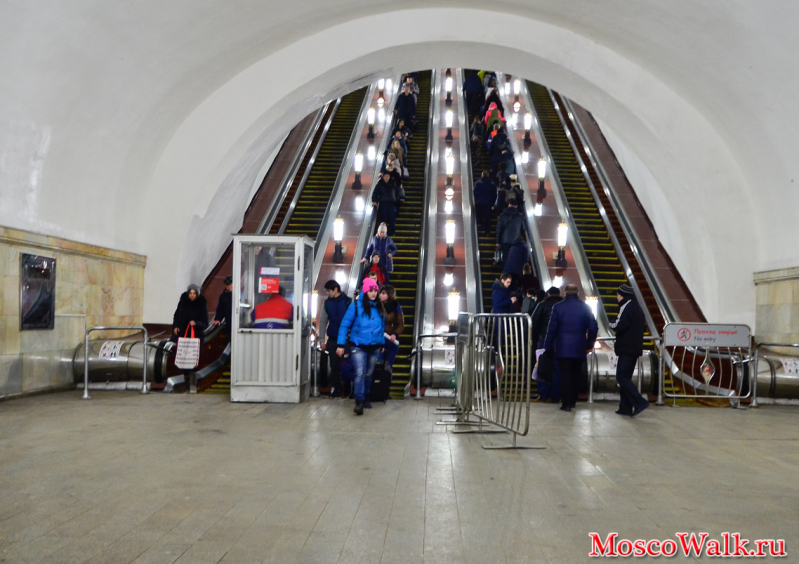 эскалаторы на станции Комсомольская